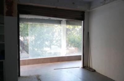 🏢 Commercial Showroom for Rent