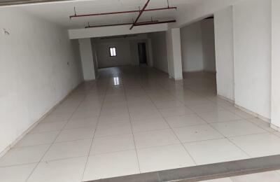 🏬 Road-Facing Showroom for Rent